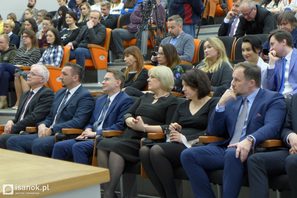 Wicepremier Gowin przywiózł milion złotych dla sanockiej PWSZ