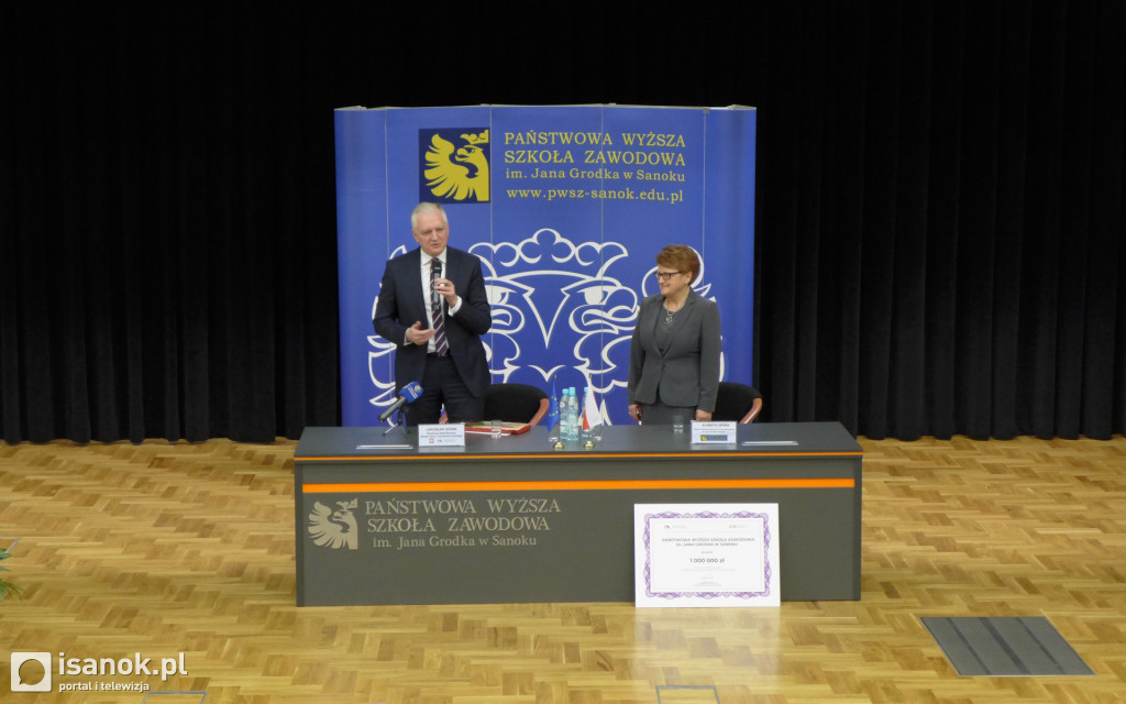Wicepremier Gowin przywiózł milion złotych dla sanockiej PWSZ