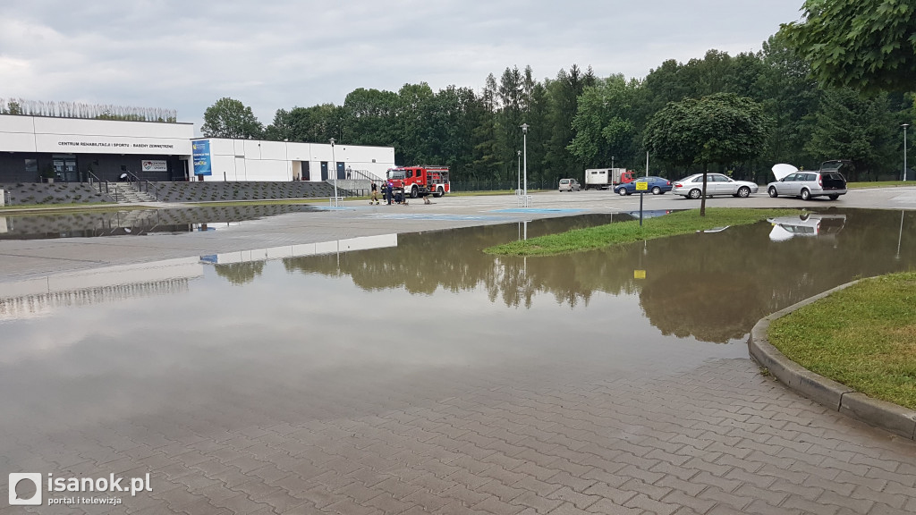 Ulewa podtopiła MOSiR i CRiS