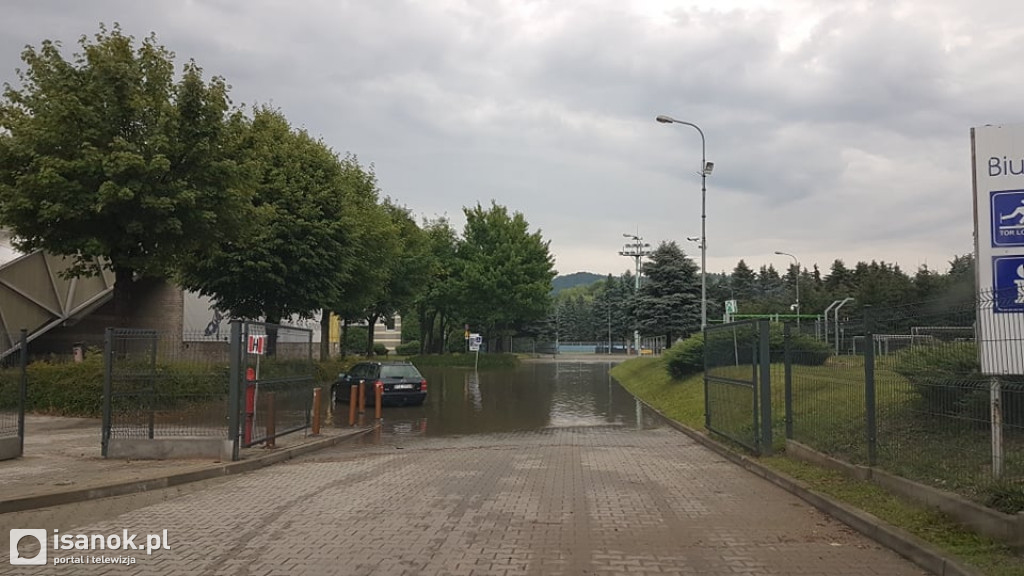 Ulewa podtopiła MOSiR i CRiS