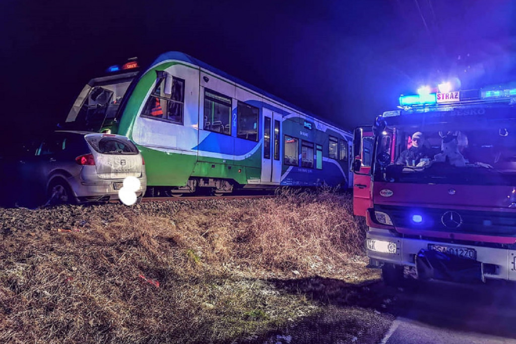 Wjechał samochodem pod pędzący pociąg. Kierowca zabrany do szpitala