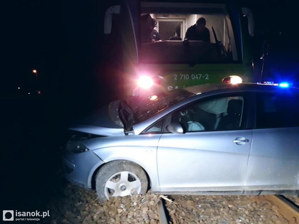 Wjechał samochodem pod pędzący pociąg. Kierowca zabrany do szpitala