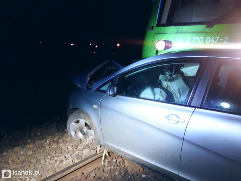 Wjechał samochodem pod pędzący pociąg. Kierowca zabrany do szpitala