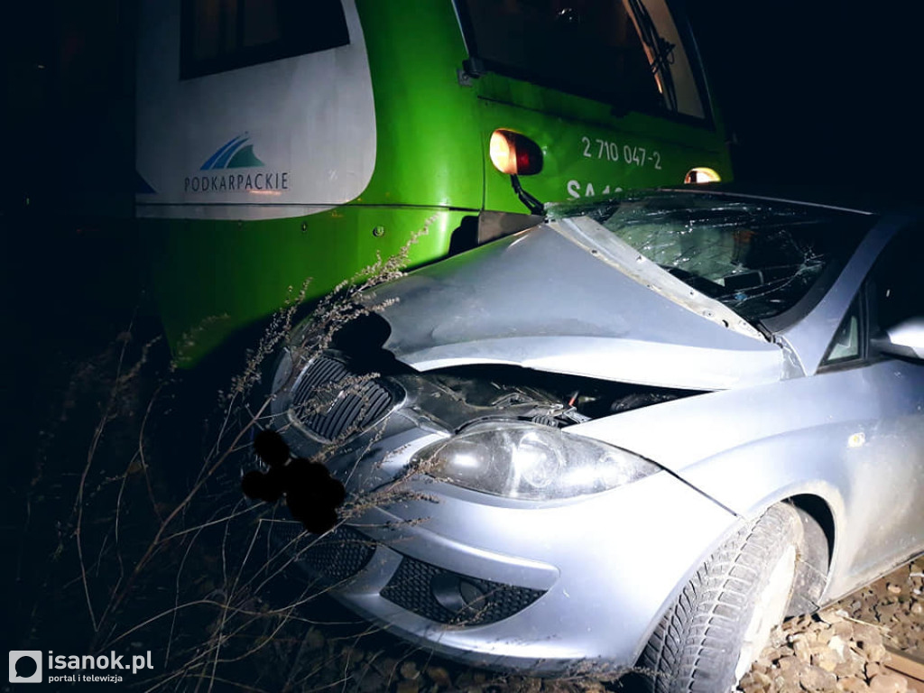 Wjechał samochodem pod pędzący pociąg. Kierowca zabrany do szpitala