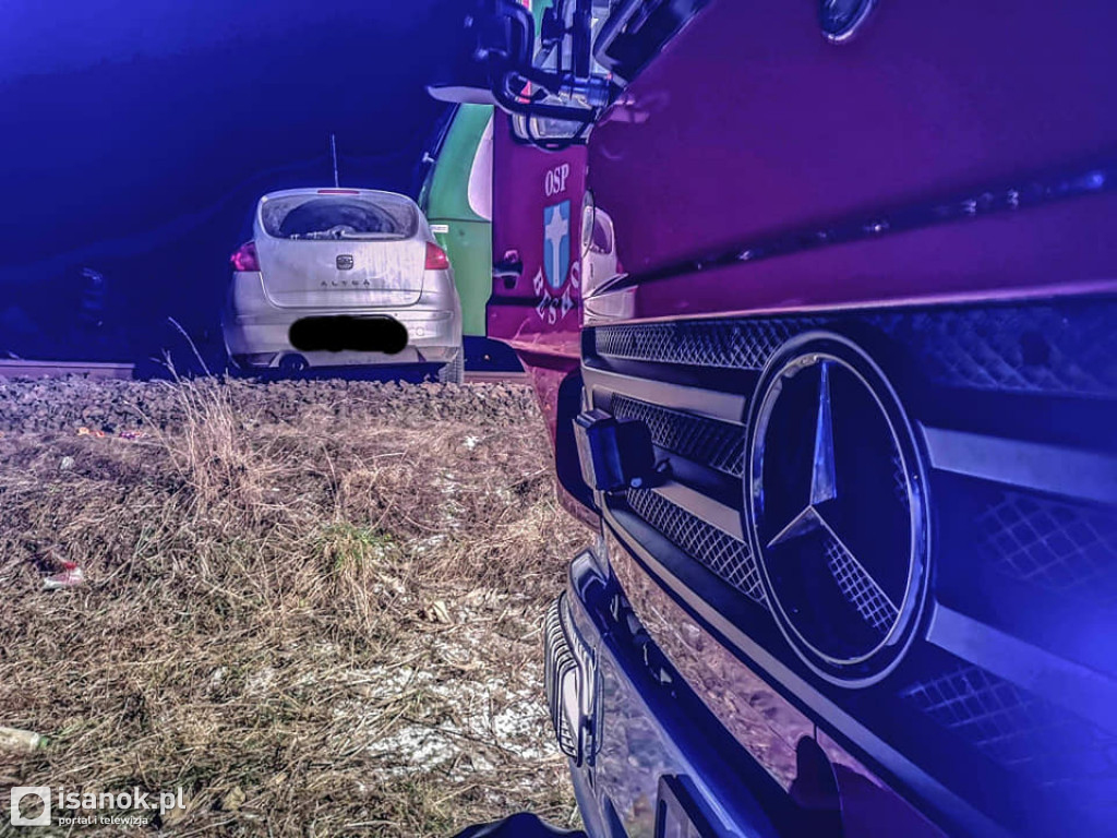 Wjechał samochodem pod pędzący pociąg. Kierowca zabrany do szpitala