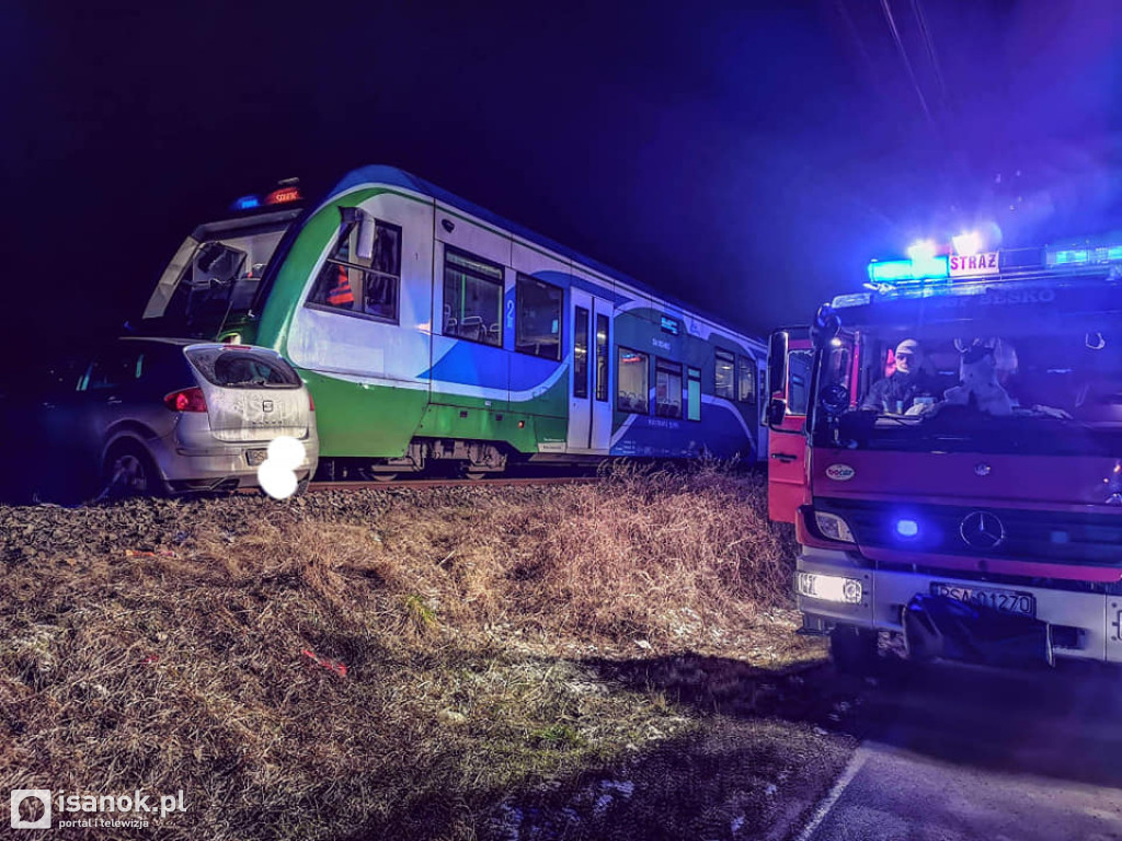 Wjechał samochodem pod pędzący pociąg. Kierowca zabrany do szpitala