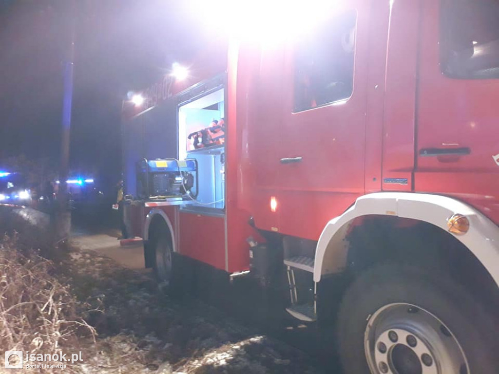 Wjechał samochodem pod pędzący pociąg. Kierowca zabrany do szpitala