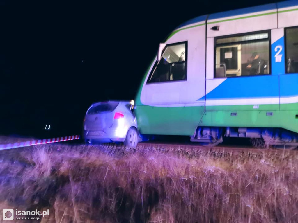 Wjechał samochodem pod pędzący pociąg. Kierowca zabrany do szpitala
