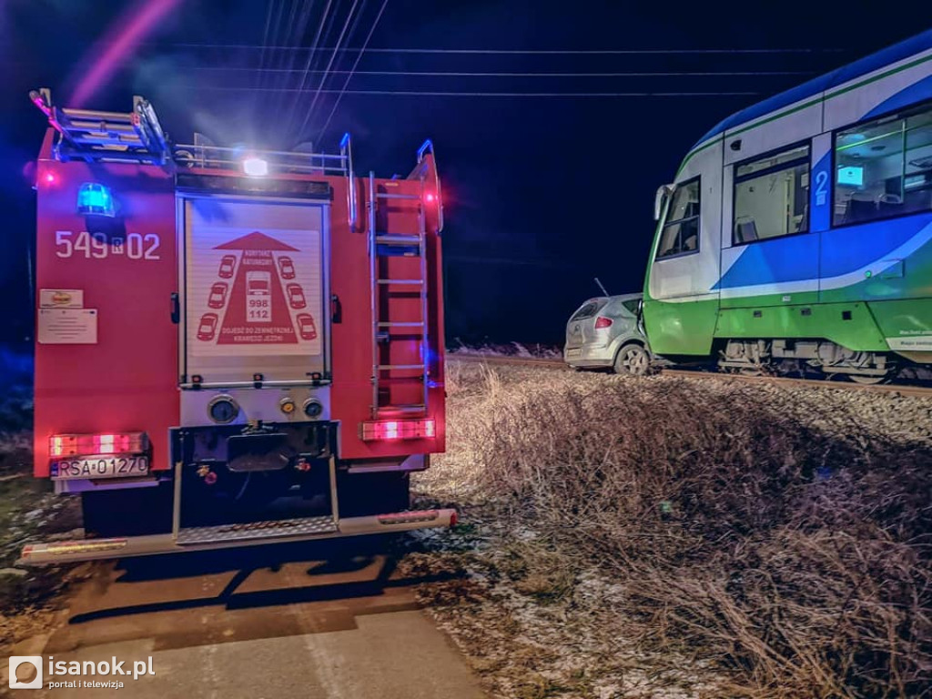 Wjechał samochodem pod pędzący pociąg. Kierowca zabrany do szpitala