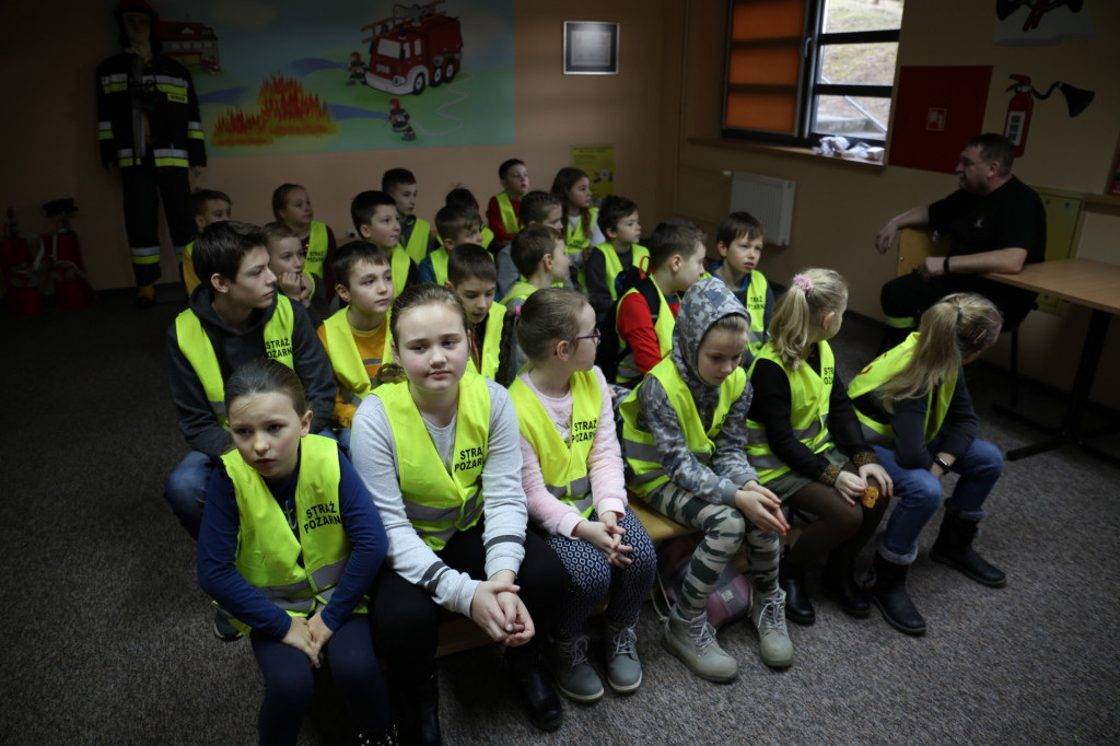 Mali żacy z wizytą w straży pożarnej [FOTO]