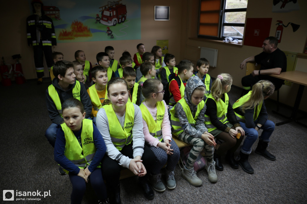 Mali żacy z wizytą w straży pożarnej [FOTO]