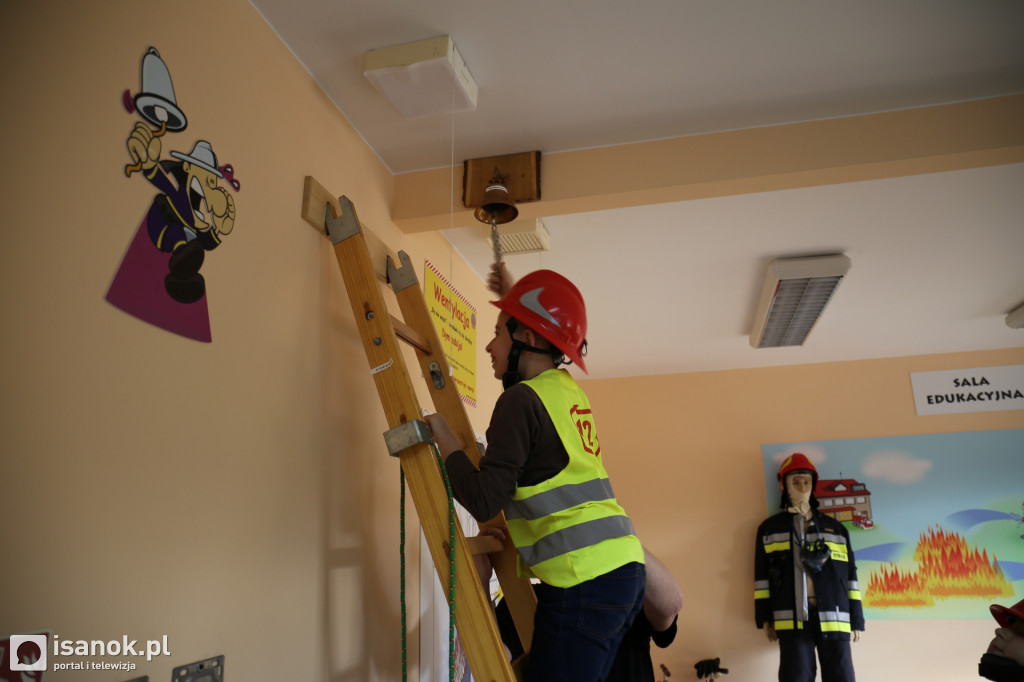 Mali żacy z wizytą w straży pożarnej [FOTO]