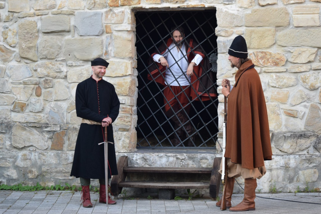Inscenizacja historyczna na dziedzińcu sanockiego zamku