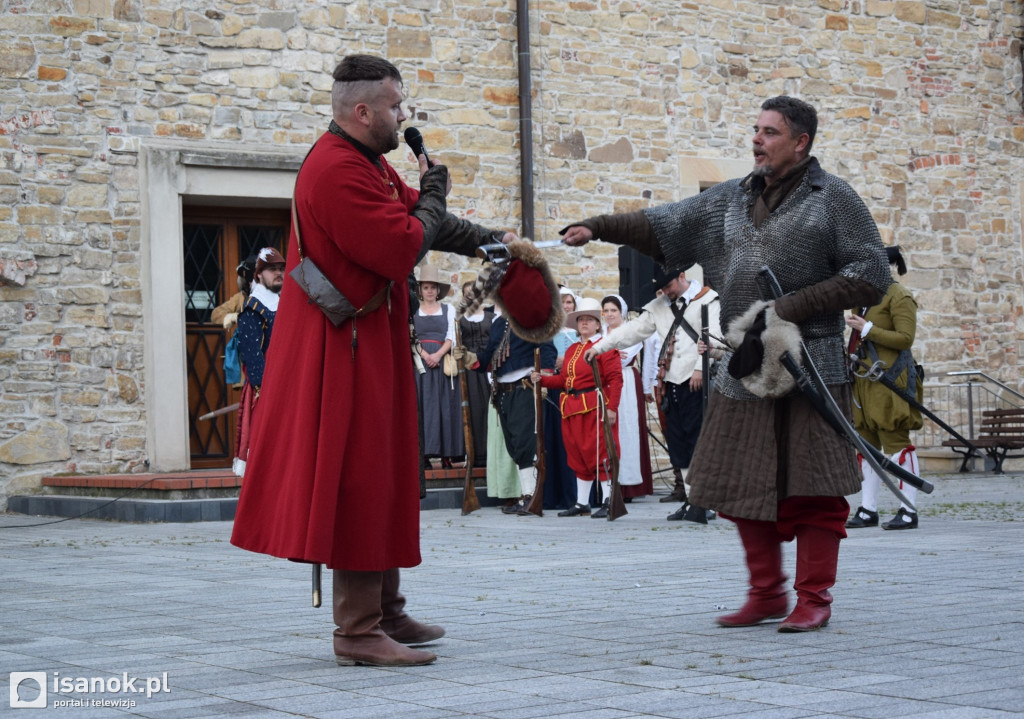 Inscenizacja historyczna na dziedzińcu sanockiego zamku