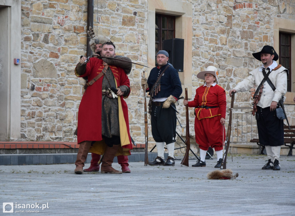 Inscenizacja historyczna na dziedzińcu sanockiego zamku