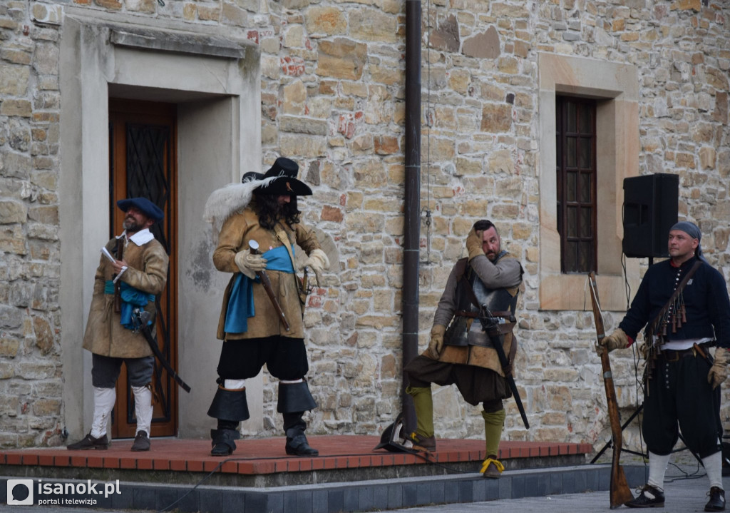Inscenizacja historyczna na dziedzińcu sanockiego zamku