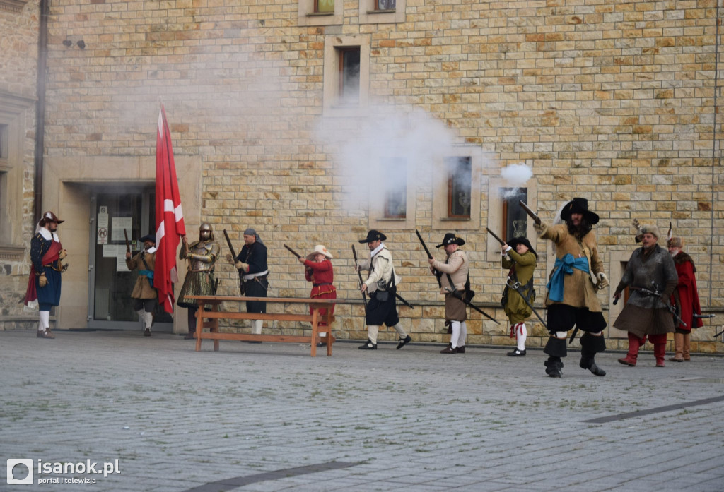 Inscenizacja historyczna na dziedzińcu sanockiego zamku