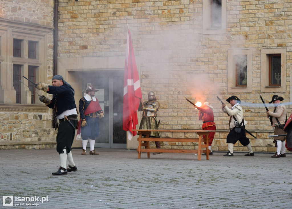 Inscenizacja historyczna na dziedzińcu sanockiego zamku