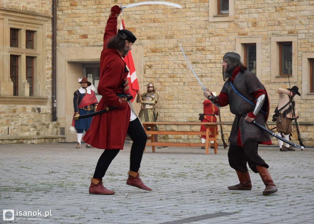 Inscenizacja historyczna na dziedzińcu sanockiego zamku