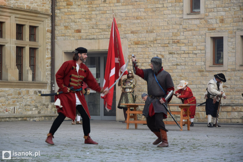 Inscenizacja historyczna na dziedzińcu sanockiego zamku