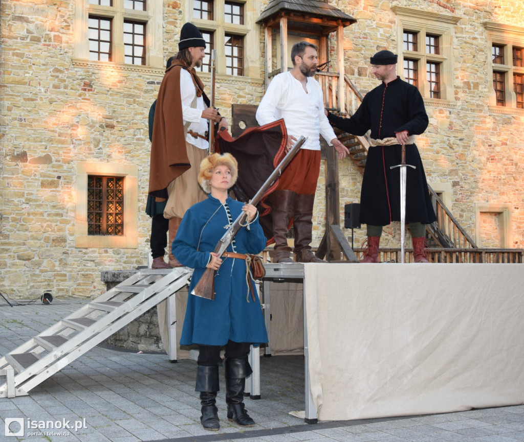 Inscenizacja historyczna na dziedzińcu sanockiego zamku