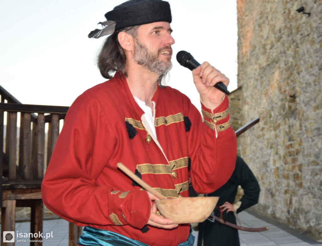 Inscenizacja historyczna na dziedzińcu sanockiego zamku