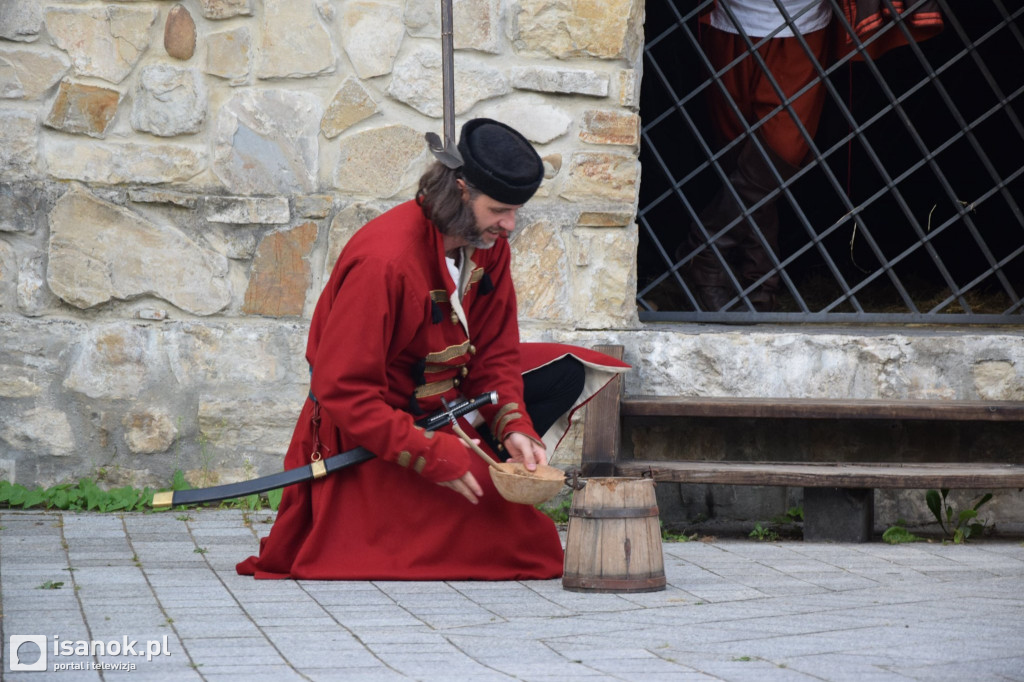 Inscenizacja historyczna na dziedzińcu sanockiego zamku