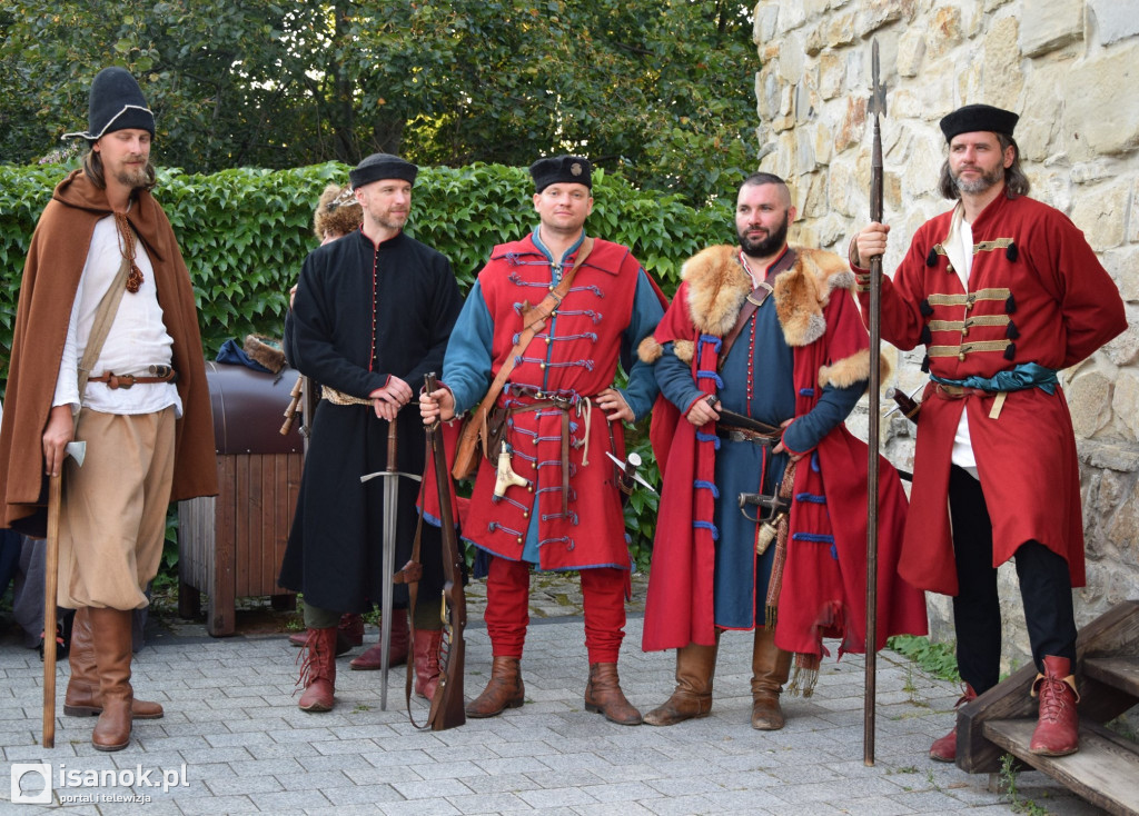 Inscenizacja historyczna na dziedzińcu sanockiego zamku