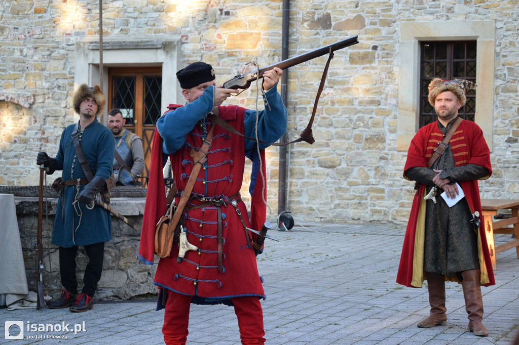 Inscenizacja historyczna na dziedzińcu sanockiego zamku