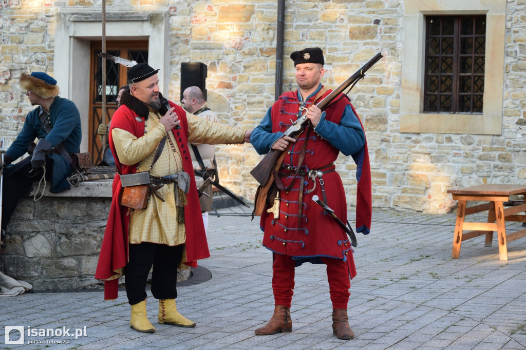 Inscenizacja historyczna na dziedzińcu sanockiego zamku