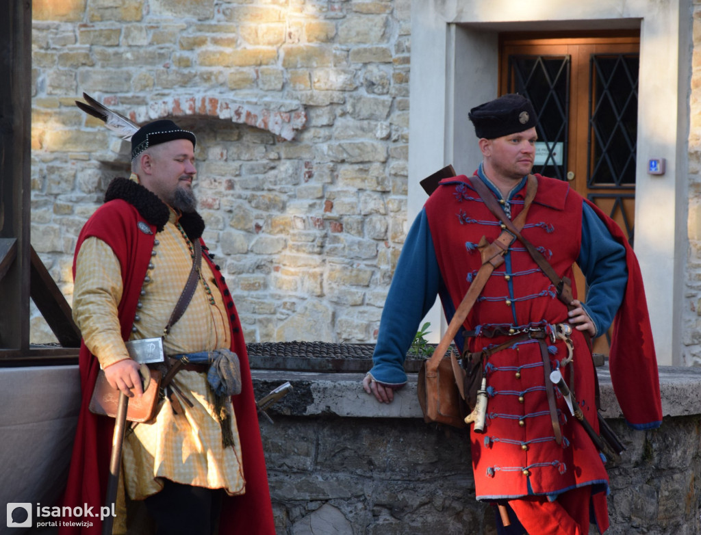 Inscenizacja historyczna na dziedzińcu sanockiego zamku