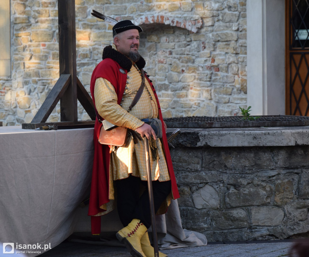 Inscenizacja historyczna na dziedzińcu sanockiego zamku