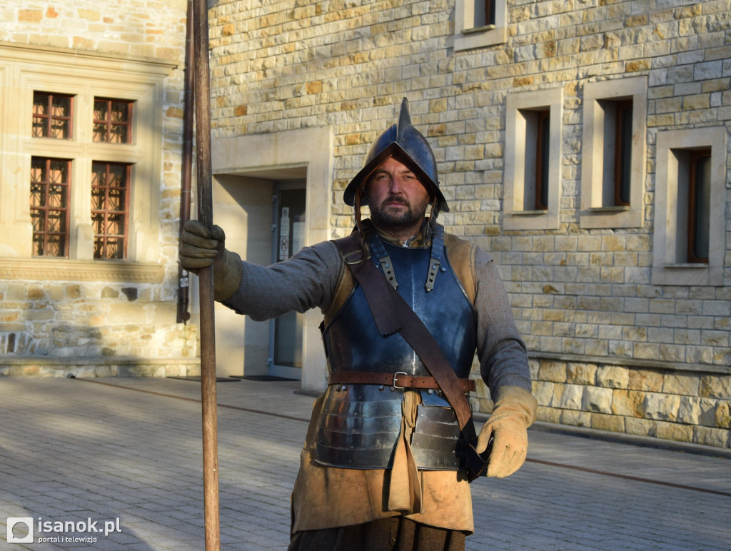 Inscenizacja historyczna na dziedzińcu sanockiego zamku