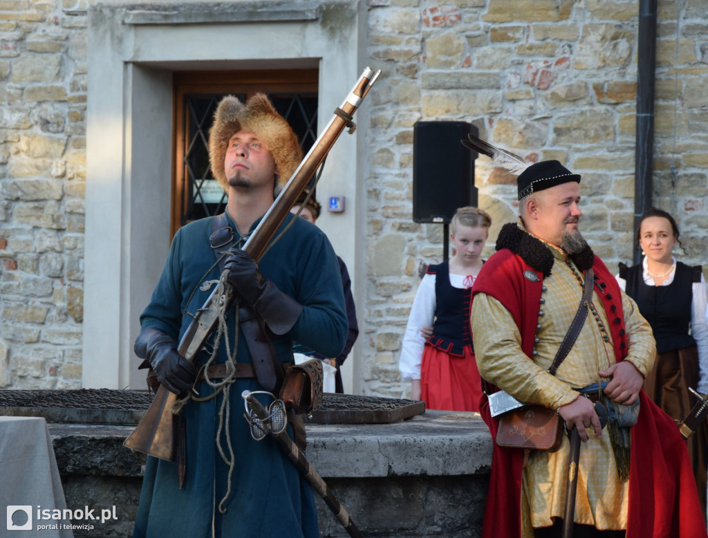 Inscenizacja historyczna na dziedzińcu sanockiego zamku