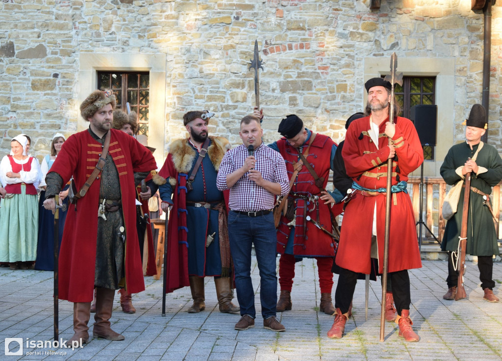 Inscenizacja historyczna na dziedzińcu sanockiego zamku