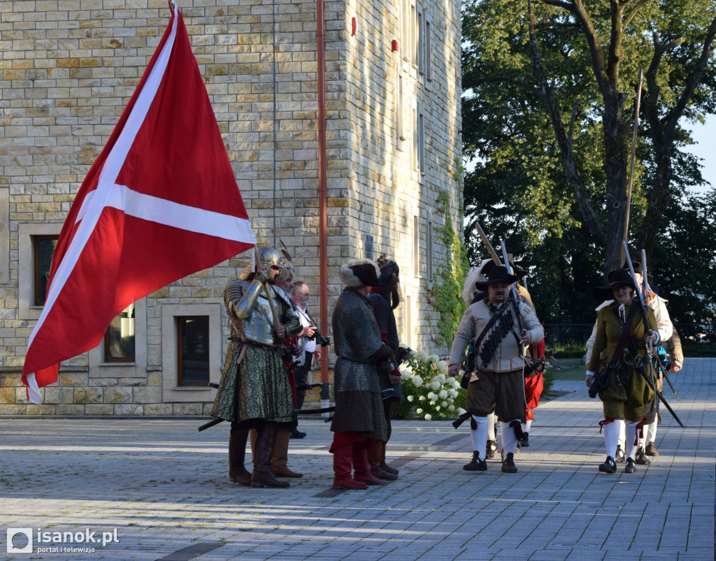 Inscenizacja historyczna na dziedzińcu sanockiego zamku