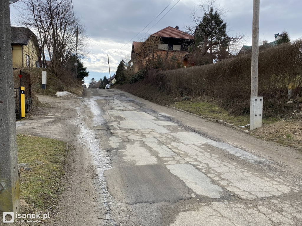 Dziurawa jezdnia na ulicy Głowackiego w Sanoku