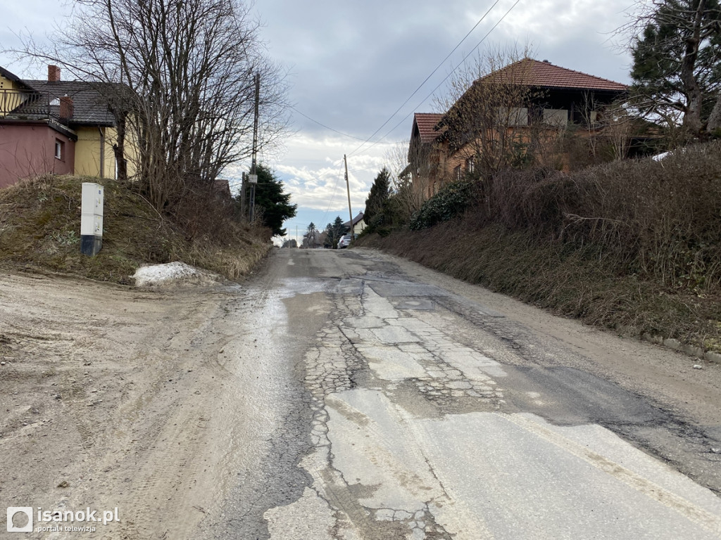 Dziurawa jezdnia na ulicy Głowackiego w Sanoku