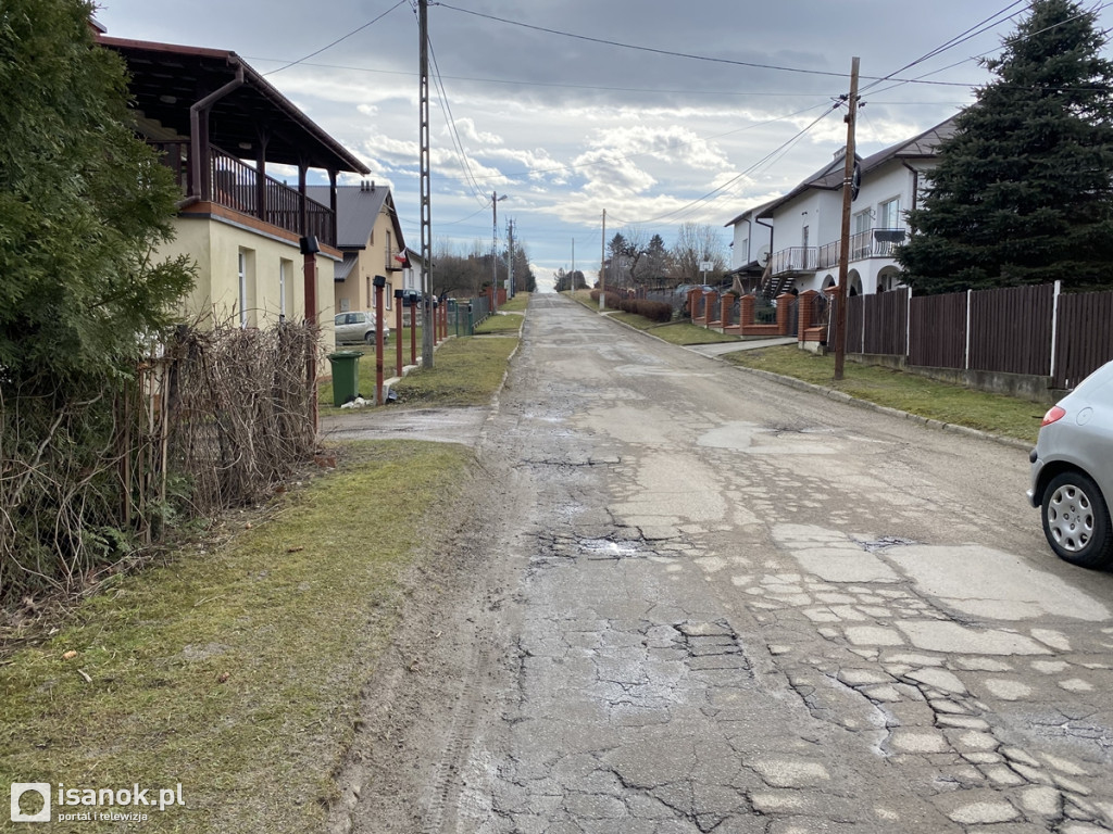 Dziurawa jezdnia na ulicy Głowackiego w Sanoku