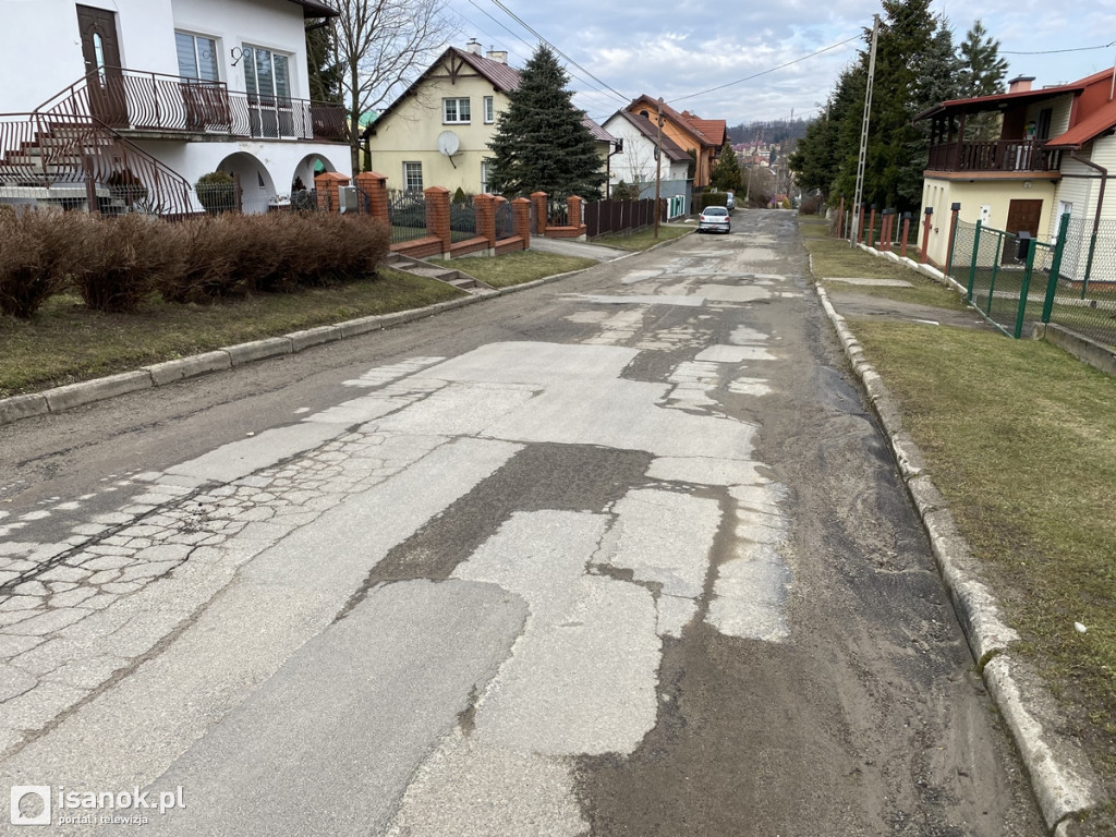 Dziurawa jezdnia na ulicy Głowackiego w Sanoku