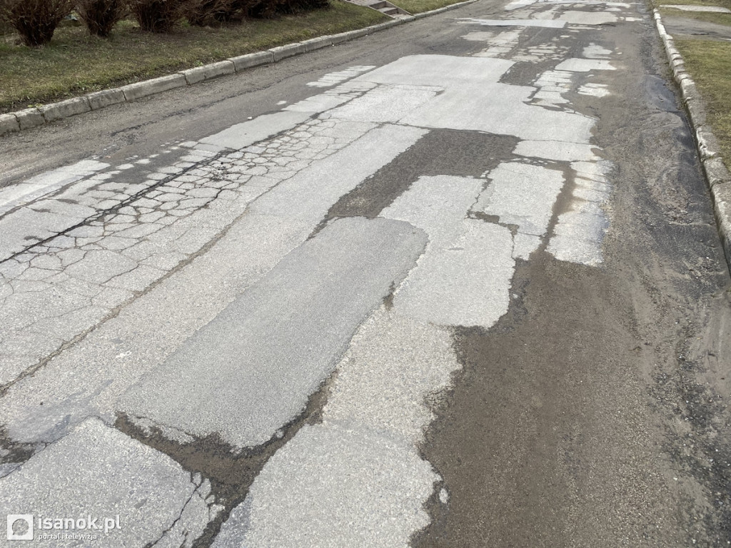 Dziurawa jezdnia na ulicy Głowackiego w Sanoku