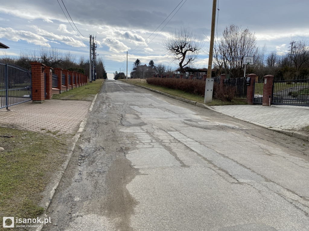Dziurawa jezdnia na ulicy Głowackiego w Sanoku