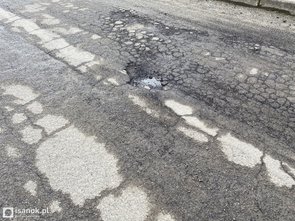 Dziurawa jezdnia na ulicy Głowackiego w Sanoku