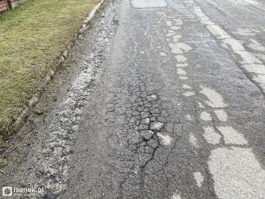 Dziurawa jezdnia na ulicy Głowackiego w Sanoku