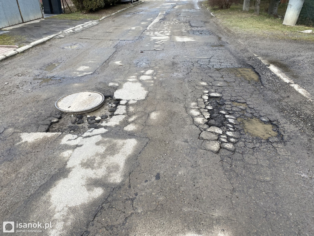 Dziurawa jezdnia na ulicy Głowackiego w Sanoku