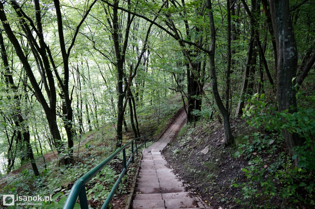 Schodami do zapory wodnej w Myczkowcach