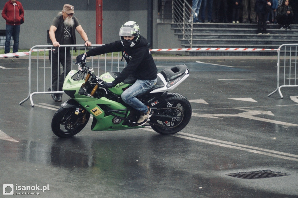 Coroczny pokaz motocyklowego stuntu