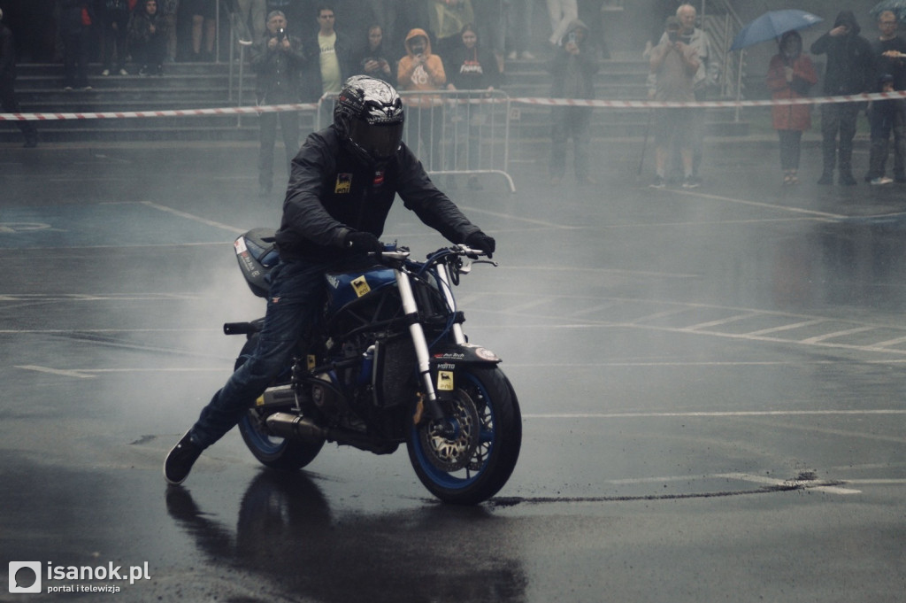 Coroczny pokaz motocyklowego stuntu