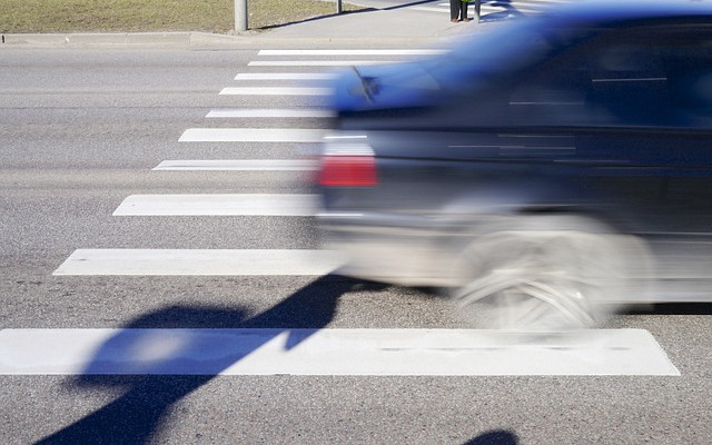 Wypadek na pasach. Osobówka wjechała w 75-letniego mężczyznę