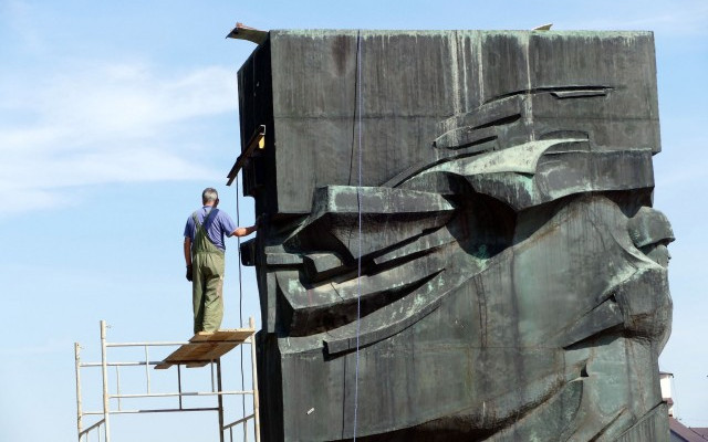 Kontrowersyjny pomnik dziś zniknie z parku